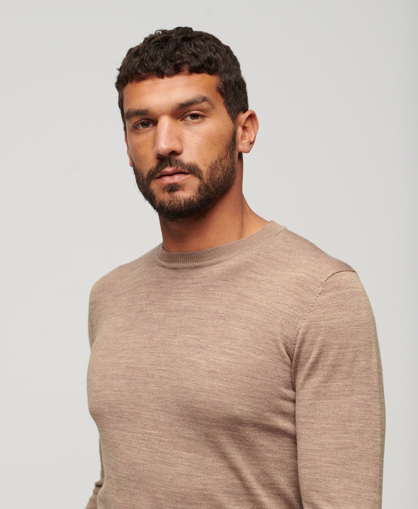 merino trui met ronde hals in camelkleurige gemêleerde stof.