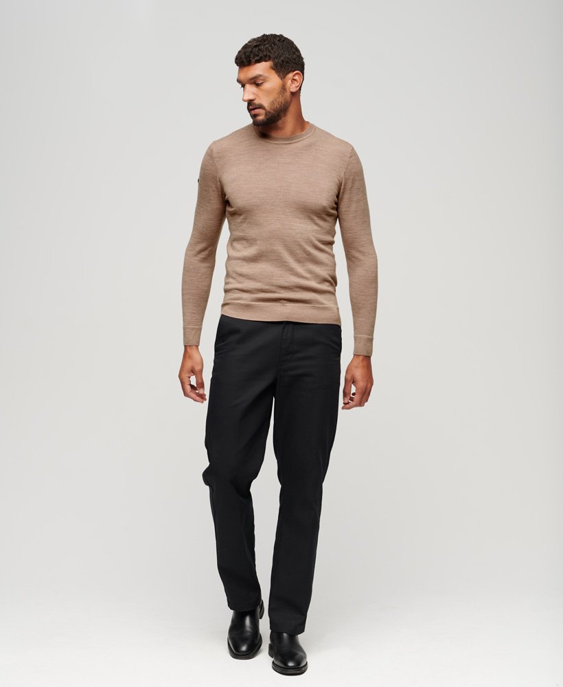 merino trui met ronde hals in camelkleurige gemêleerde stof.