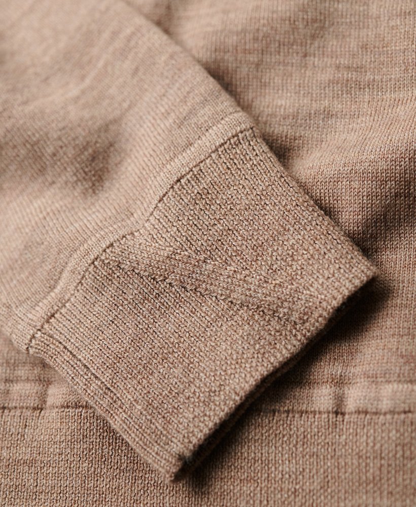merino trui met ronde hals in camelkleurige gemêleerde stof.