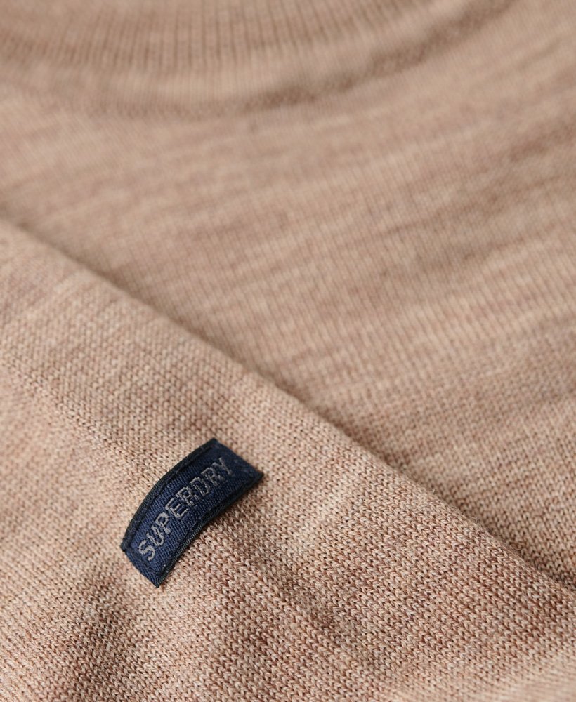 merino trui met ronde hals in camelkleurige gemêleerde stof.