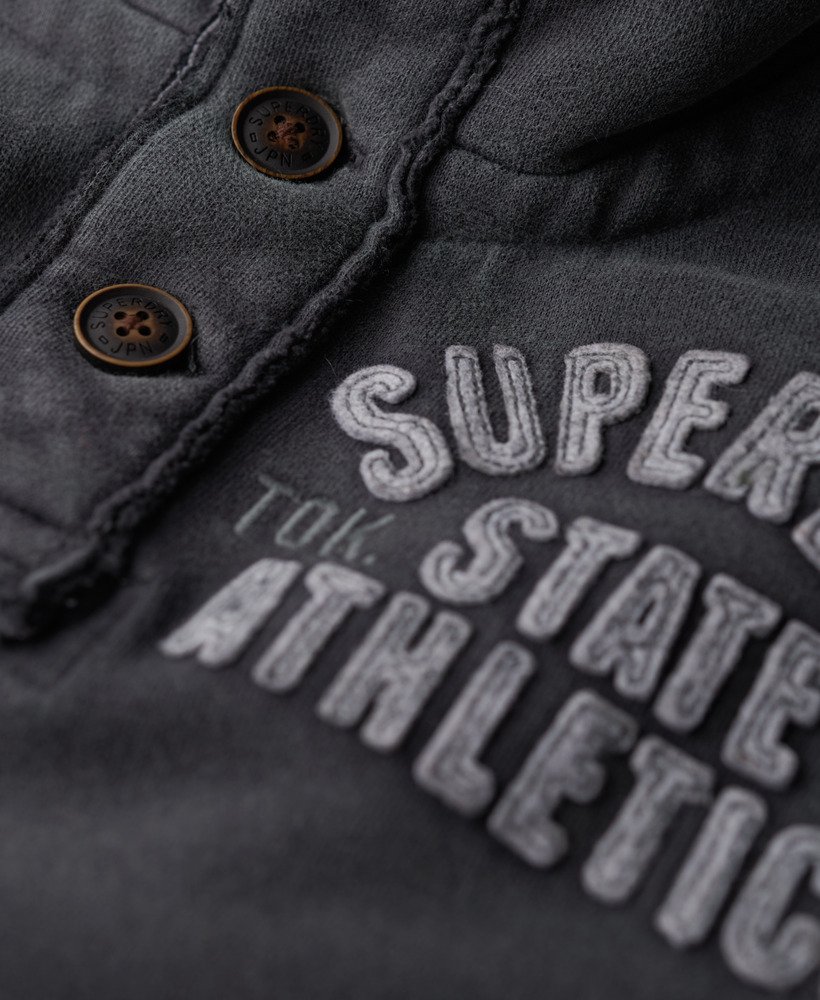 vintage sportieve trui met halve knoopsluiting in gewassen zwart.