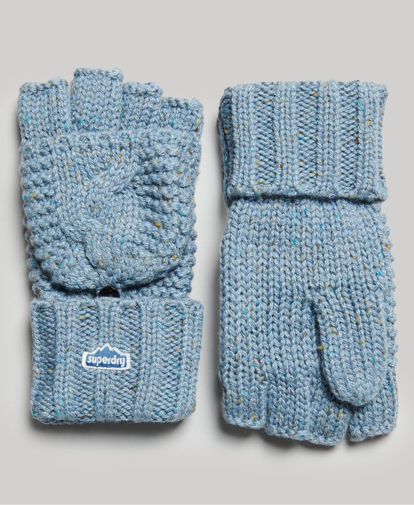 kabelgebreide handschoenen van zachtblauwe tweed.