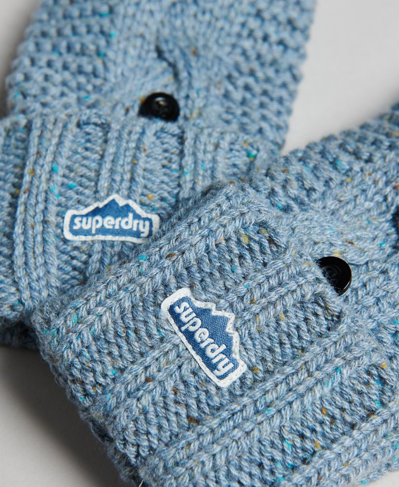 kabelgebreide handschoenen van zachtblauwe tweed.