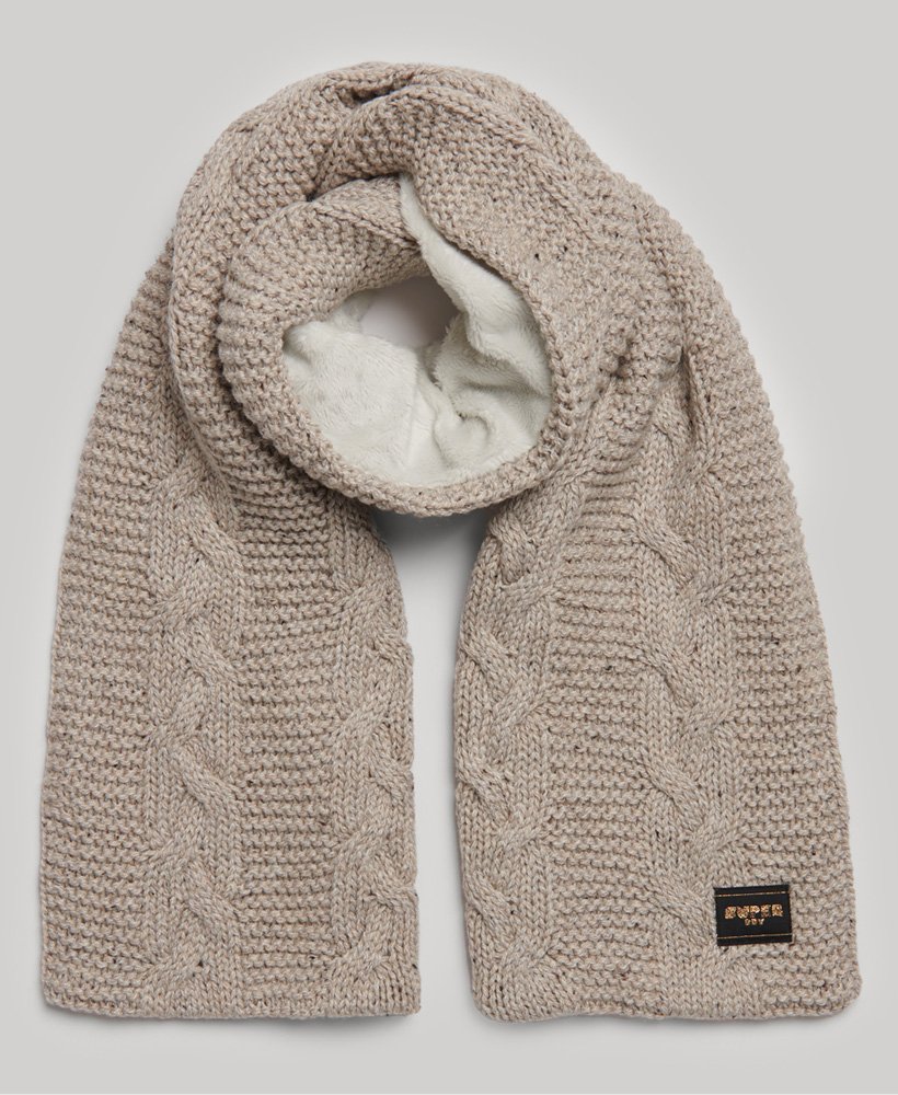 kabelgebreide sjaal in haverkleurige beige met spikkels.