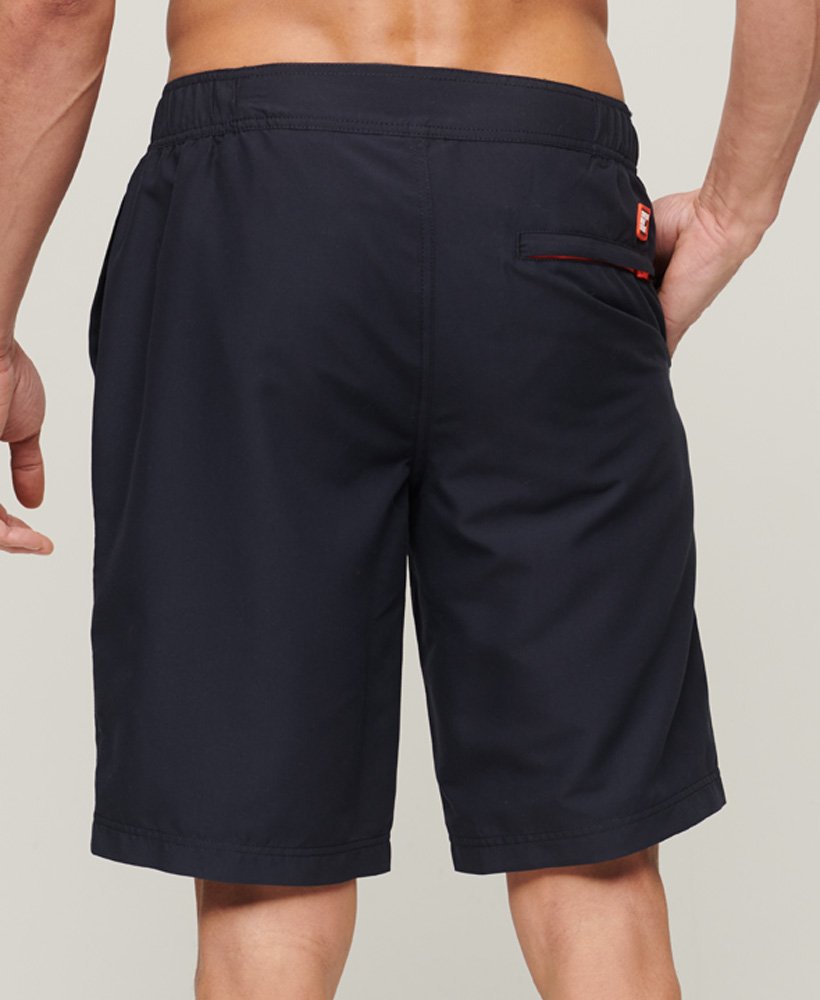 klassieke boardshorts in de donkerste marineblauwe kleur.