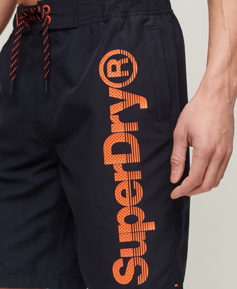 klassieke boardshorts in de donkerste marineblauwe kleur.