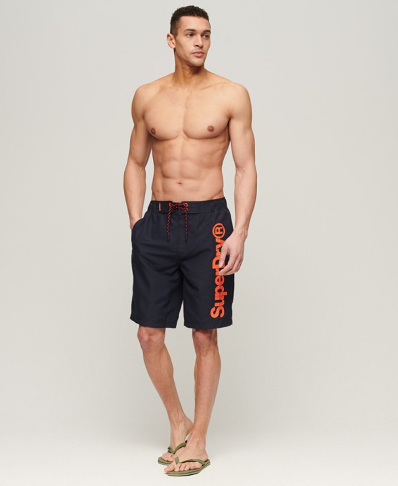 klassieke boardshorts in de donkerste marineblauwe kleur.