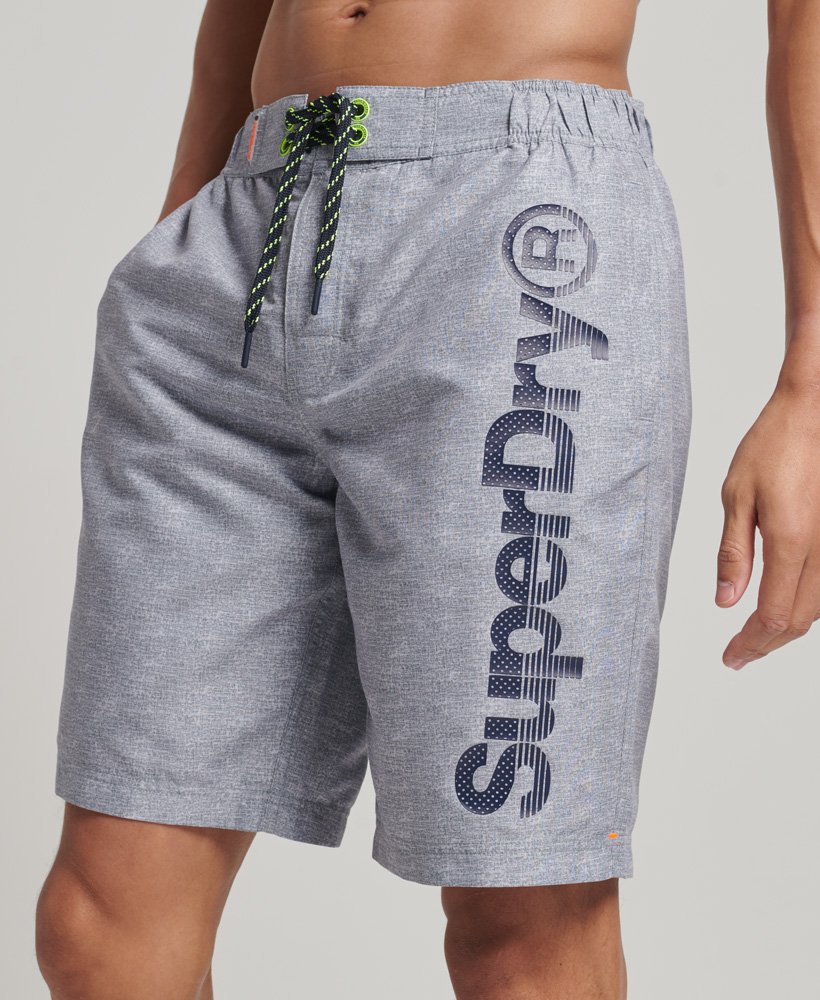 klassieke boardshorts in zilvergrijs met structuur.