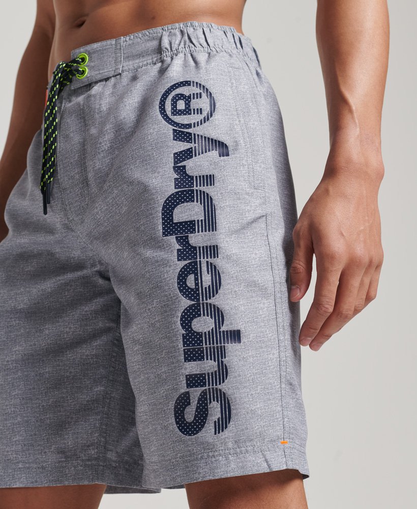 klassieke boardshorts in zilvergrijs met structuur.