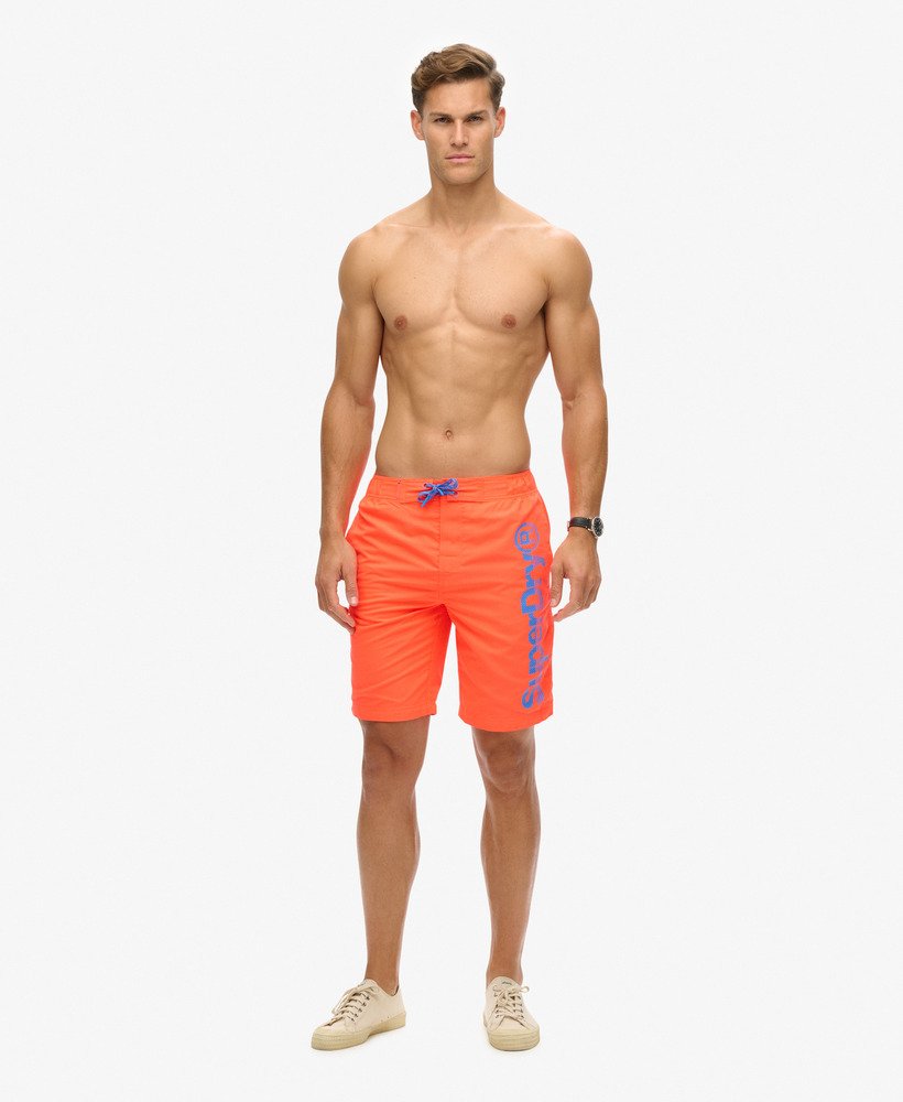 klassieke boardshorts in vulkanisch oranje.
