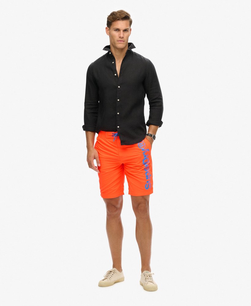 klassieke boardshorts in vulkanisch oranje.