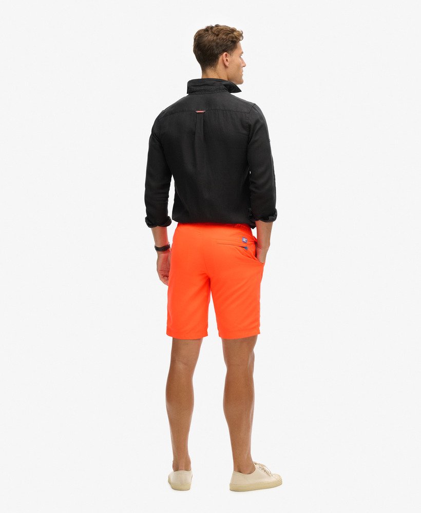 klassieke boardshorts in vulkanisch oranje.