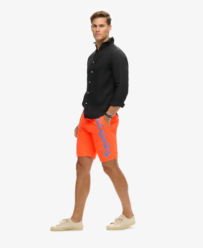 klassieke boardshorts in vulkanisch oranje.