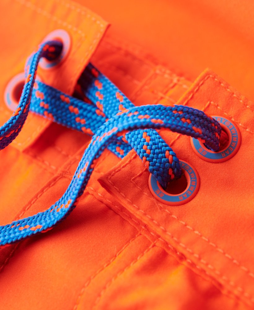 klassieke boardshorts in vulkanisch oranje.