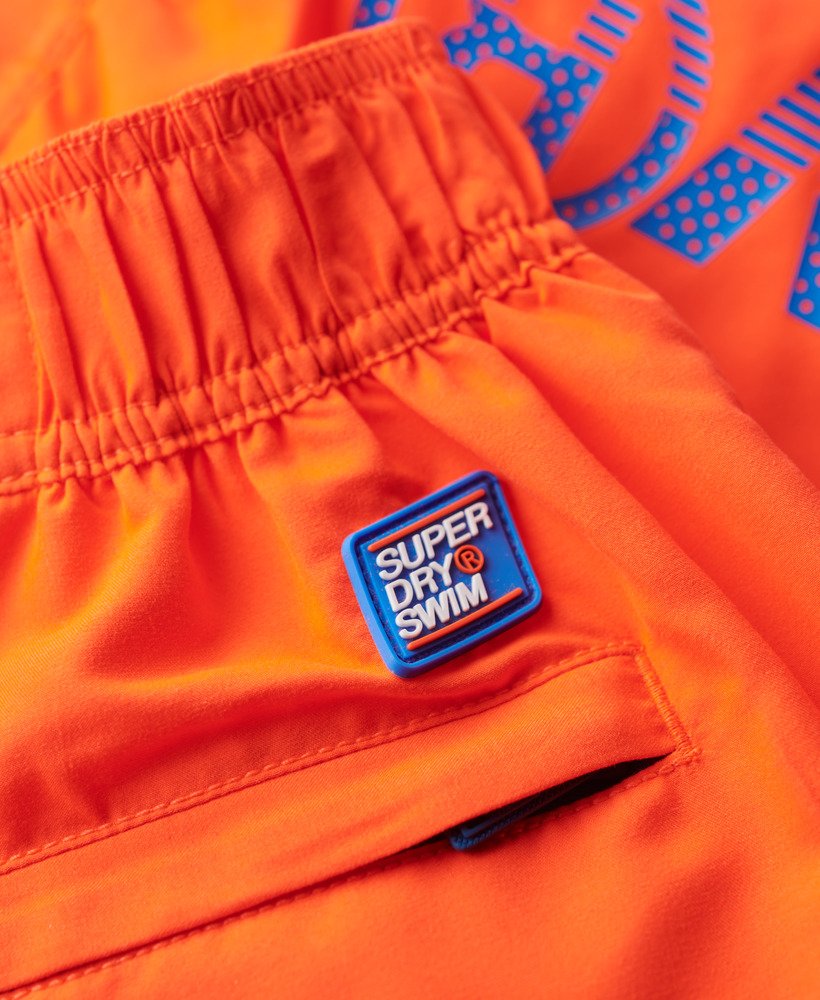 klassieke boardshorts in vulkanisch oranje.