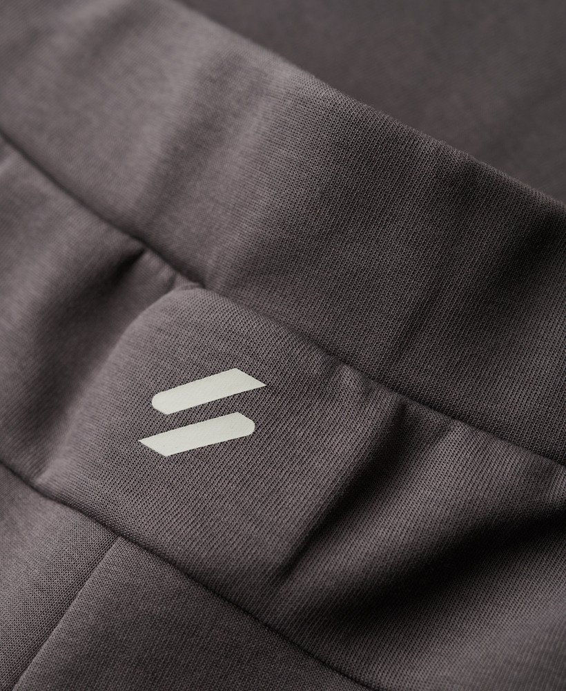 sport tech logo tapered shorts in donker leigrijs