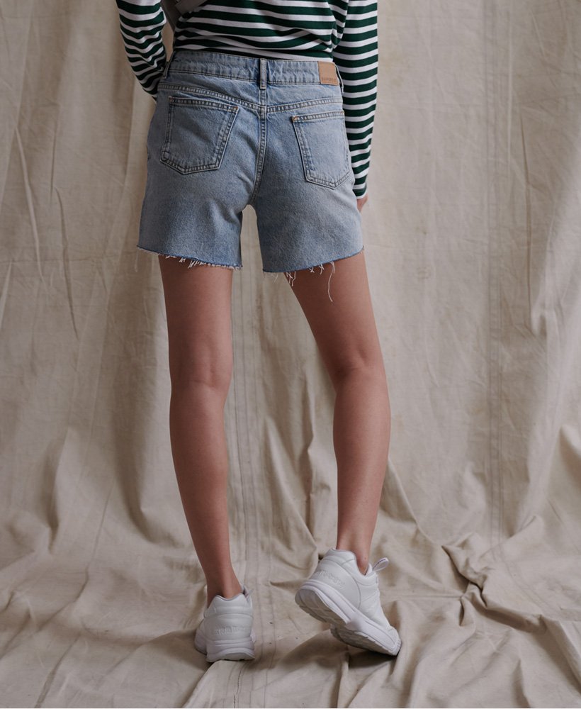middellange denim shorts in gebleekte indigo kleur.