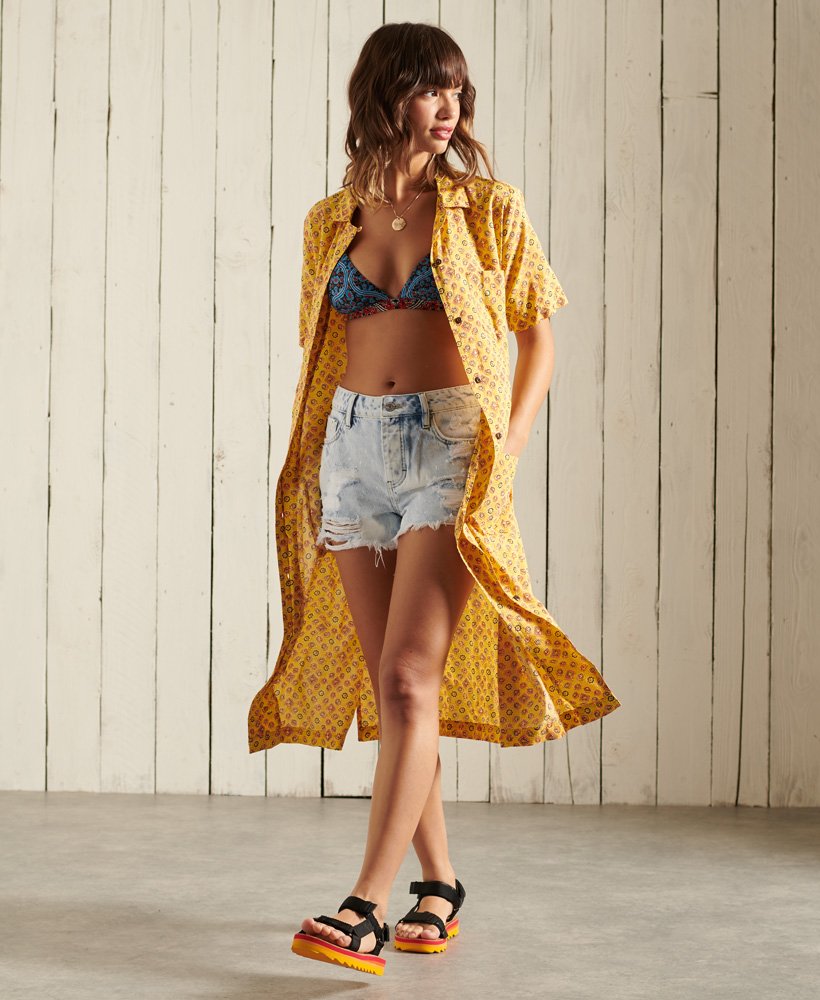 korte shorts met hoge taille en afgesneden pijpen in een lichte tie-dye wassing.
