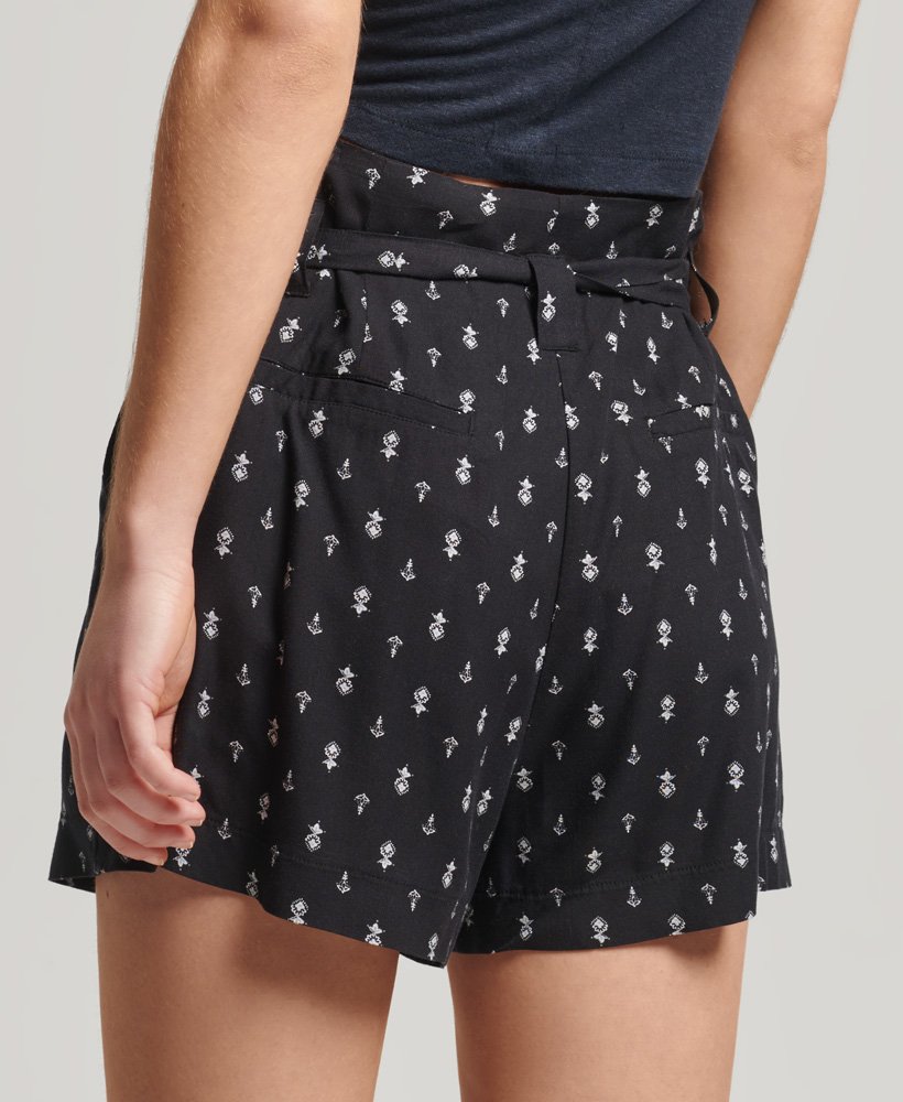 vintage paperbag-print shorts in zwart met geometrische print