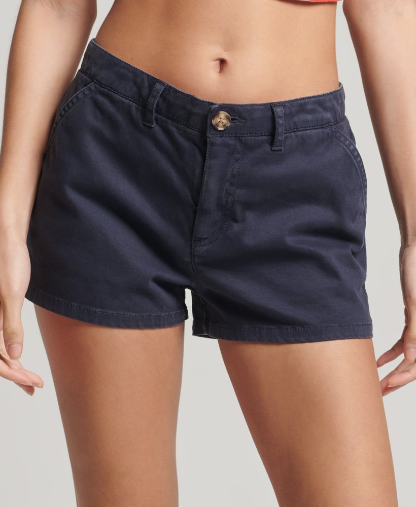 vintage chino shorts van biologisch katoen in de kleur frans marineblauw.