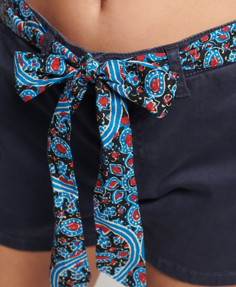 vintage chino shorts van biologisch katoen in de kleur frans marineblauw.