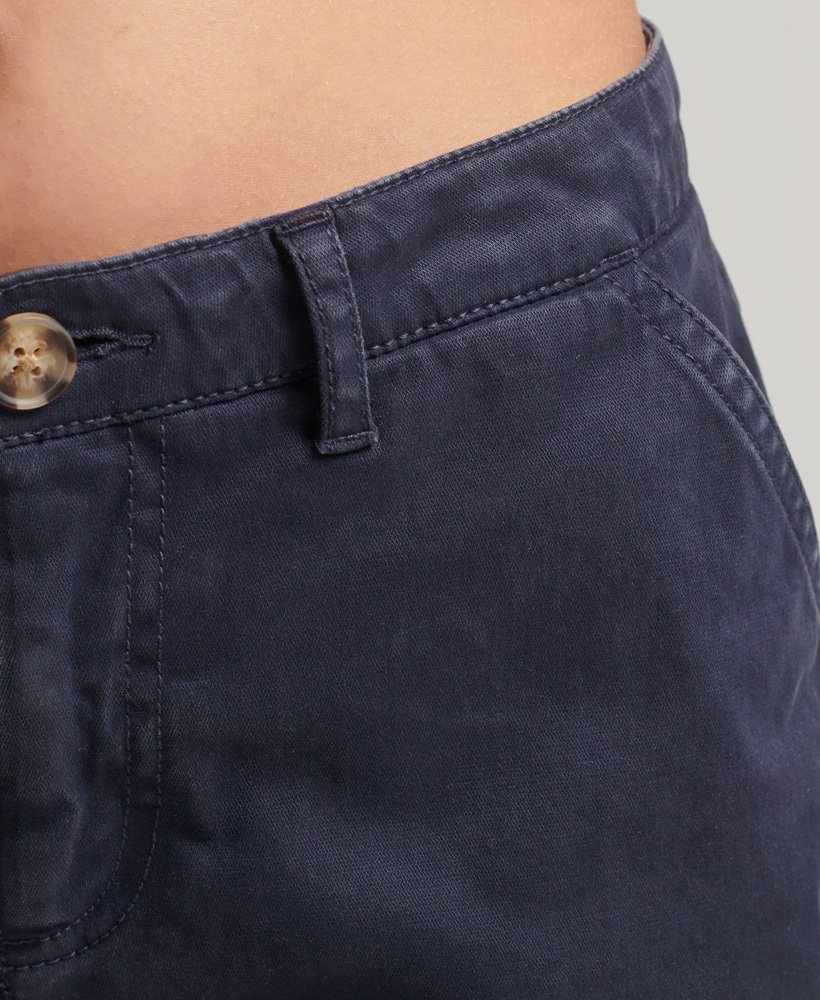 vintage chino shorts van biologisch katoen in de kleur frans marineblauw.