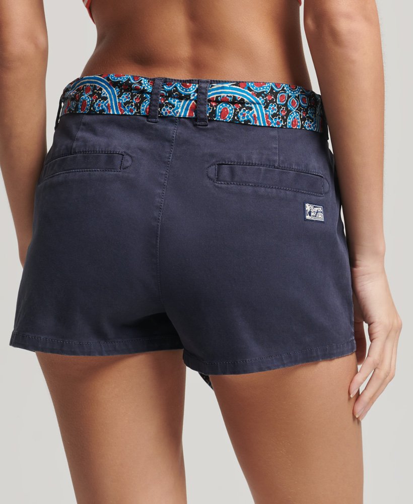 vintage chino shorts van biologisch katoen in de kleur frans marineblauw.