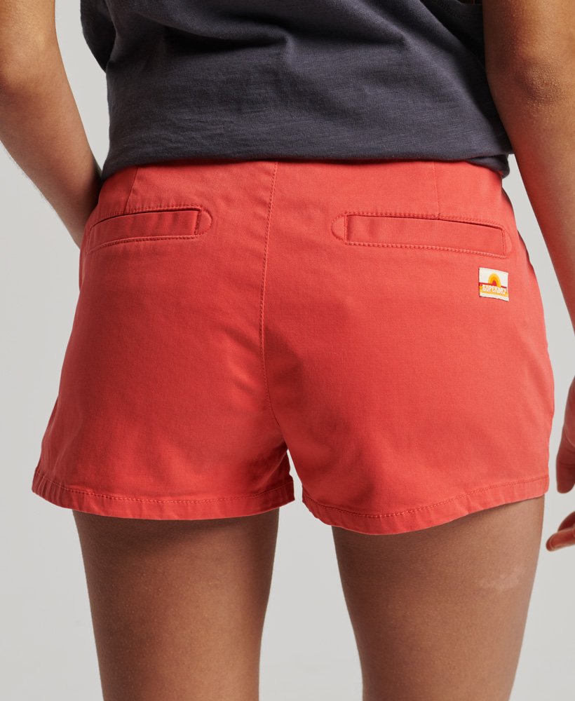 vintage chino shorts van biologisch katoen in frisdrankrood.