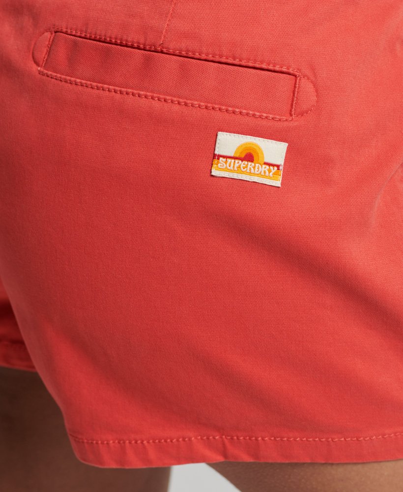 vintage chino shorts van biologisch katoen in frisdrankrood.