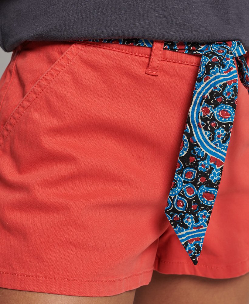 vintage chino shorts van biologisch katoen in frisdrankrood.