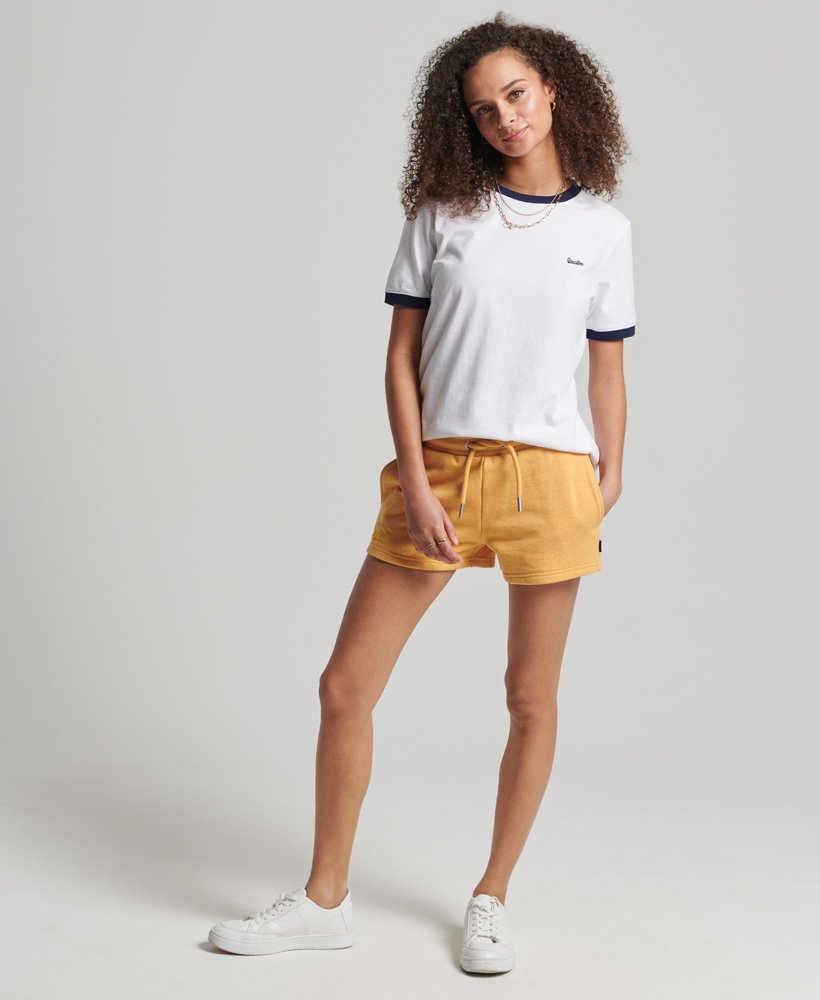 biologische katoenen shorts met vintage logo in oker gemêleerde kleur.
