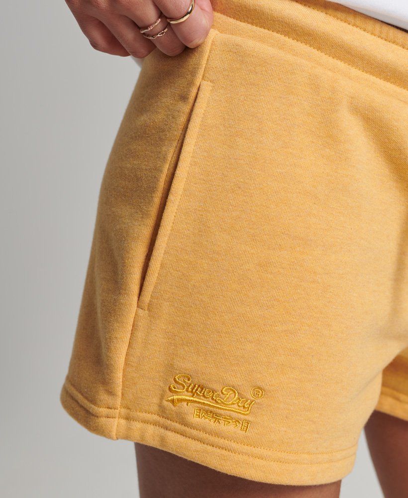biologische katoenen shorts met vintage logo in oker gemêleerde kleur.