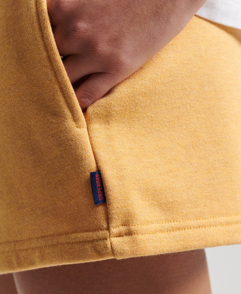 biologische katoenen shorts met vintage logo in oker gemêleerde kleur.