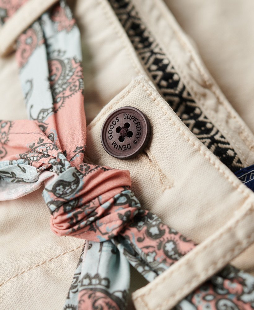 chino hot shorts in havermoutkleur