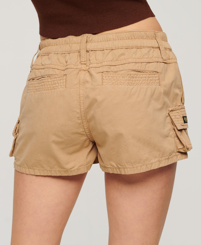 utility cargo shorts in klassiek beigebruin.