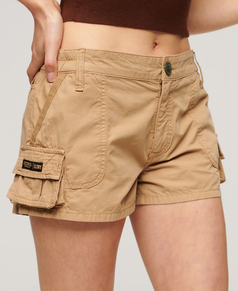 utility cargo shorts in klassiek beigebruin.