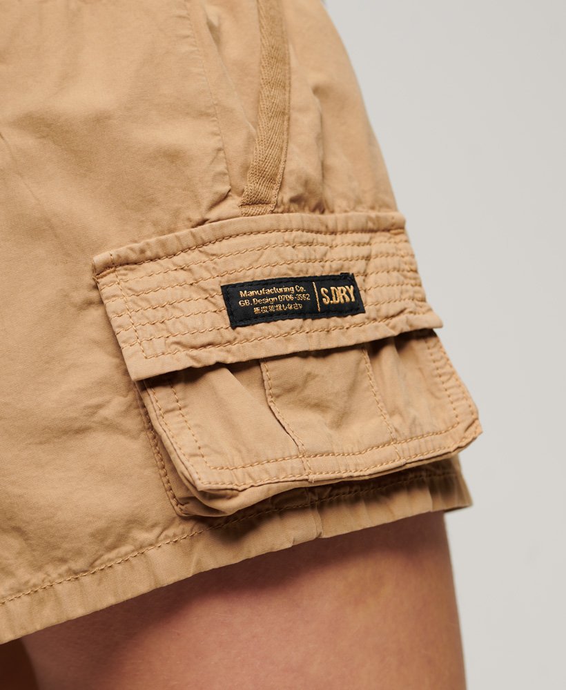 utility cargo shorts in klassiek beigebruin.