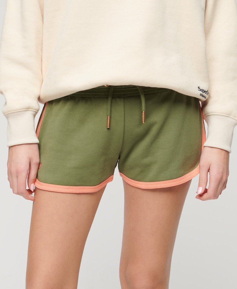 athletic essentials logo racer shorts in olijfgroen kaki