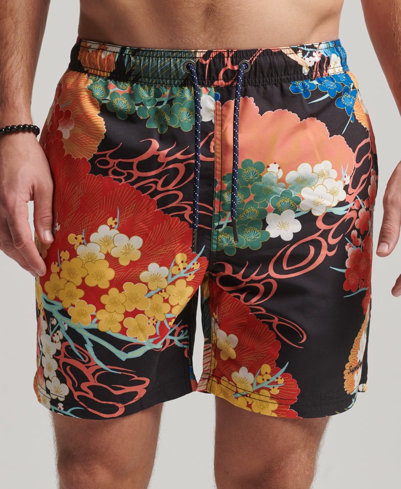 hawaiiaanse zwembroek van gerecycled materiaal in momotose red mix-print