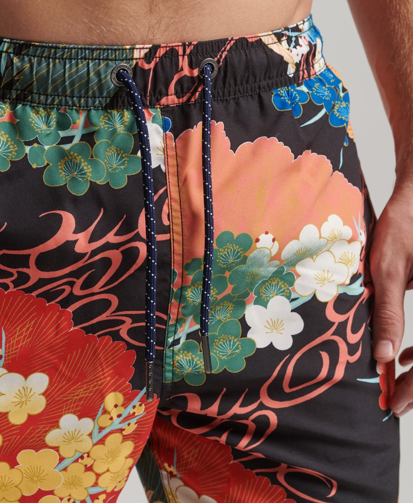 hawaiiaanse zwembroek van gerecycled materiaal in momotose red mix-print