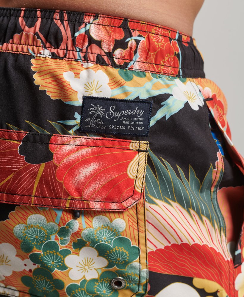 hawaiiaanse zwembroek van gerecycled materiaal in momotose red mix-print