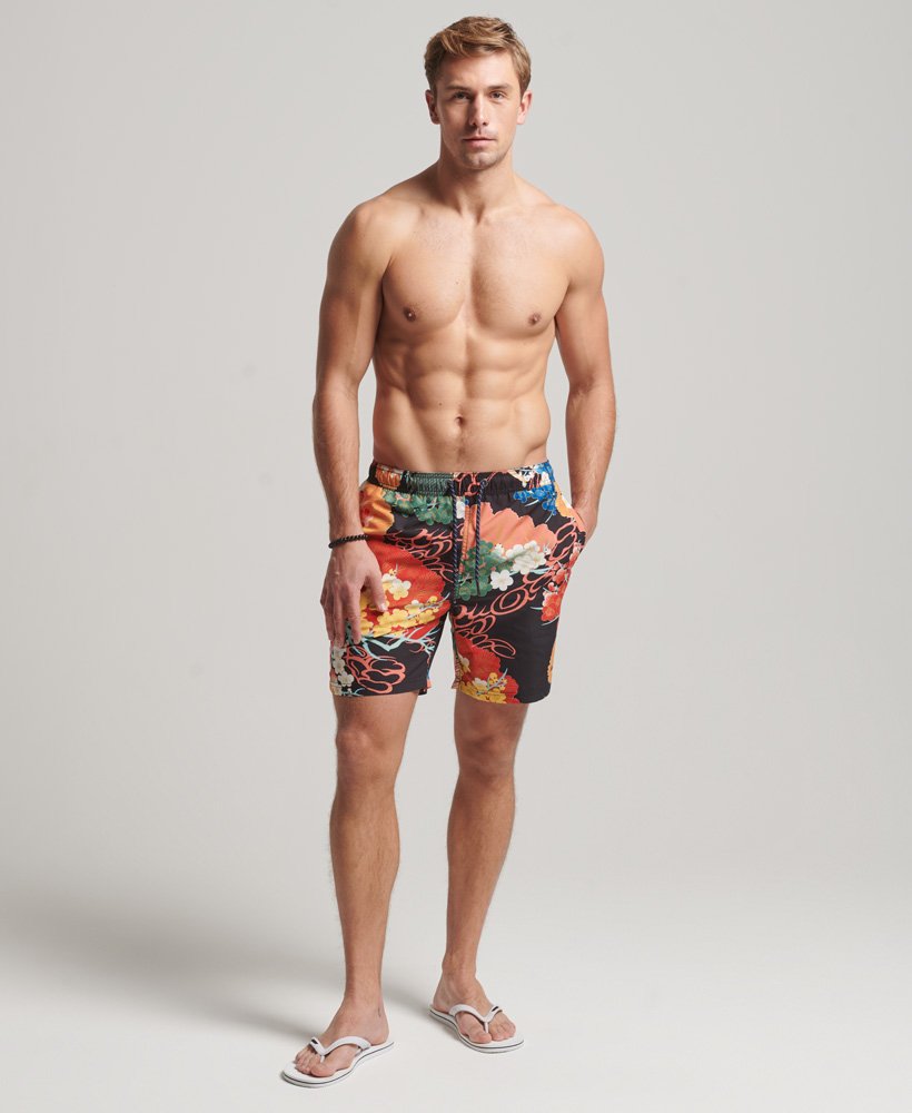 hawaiiaanse zwembroek van gerecycled materiaal in momotose red mix-print