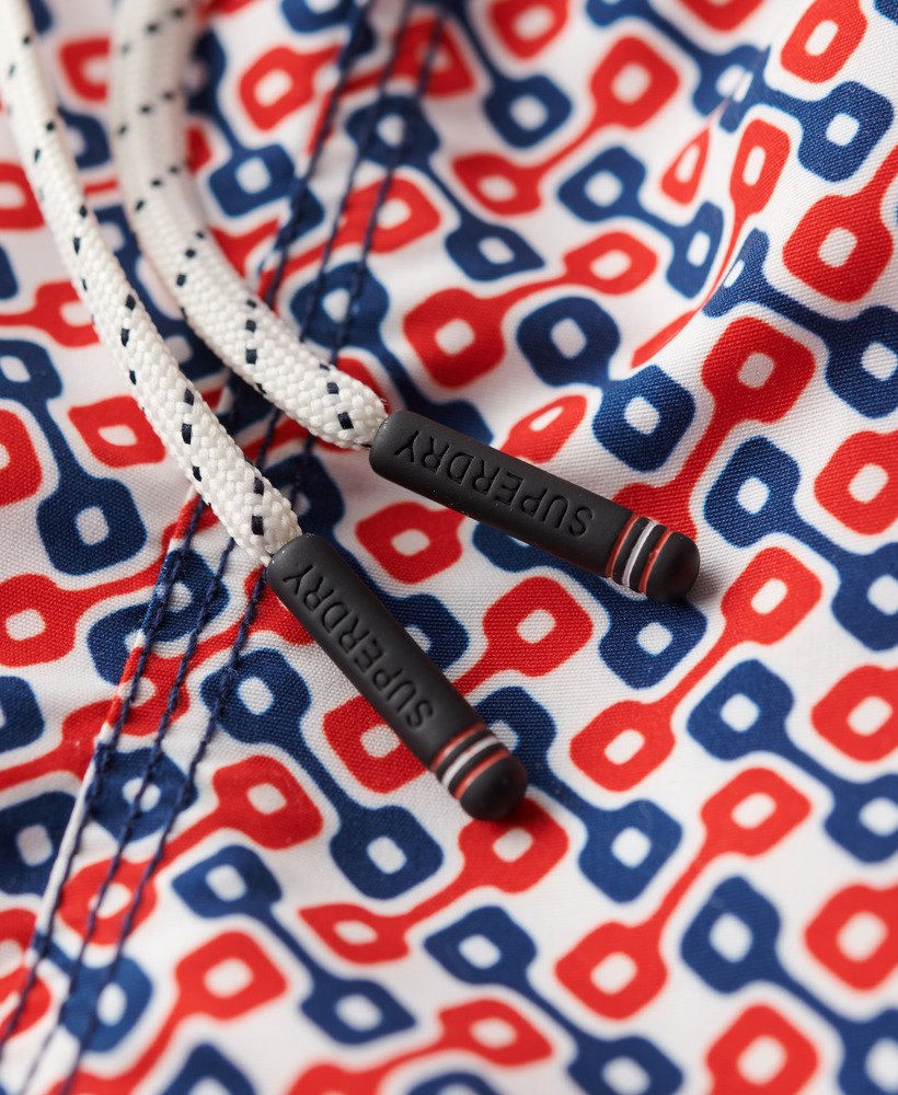 bedrukte 15-inch zwembroek van gerecycled materiaal met driekleurige geometrische print.