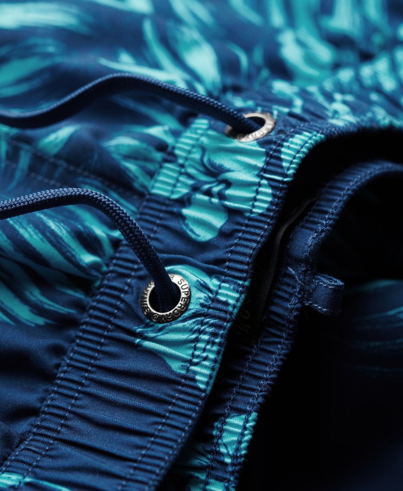gerecyclede zwembroek van 17 inch met hawaïaanse print en palmbomenprint in marineblauw.