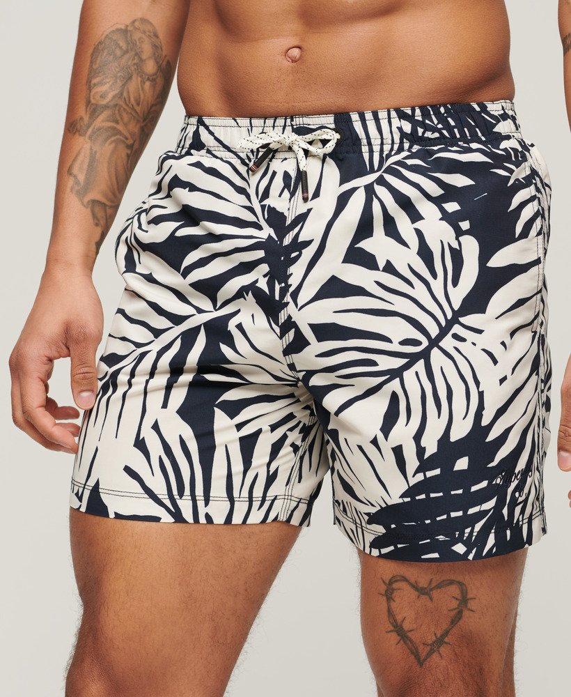 bedrukte 15-inch zwembroek van gerecycled materiaal met monochrome palmprint.