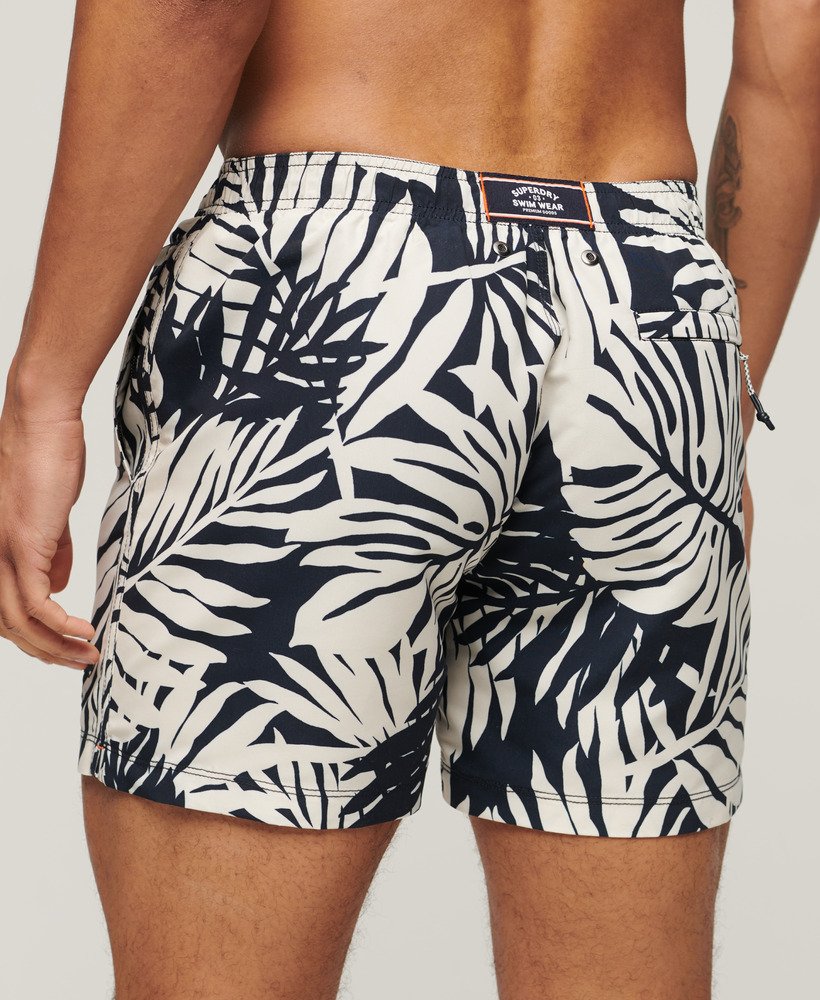 bedrukte 15-inch zwembroek van gerecycled materiaal met monochrome palmprint.