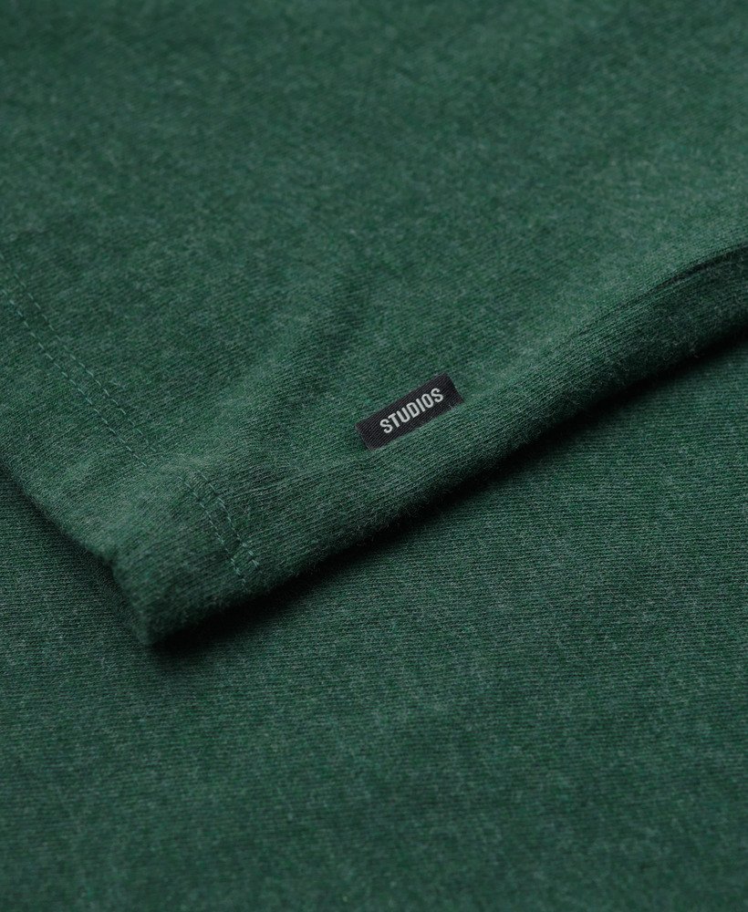 essential t-shirt met klein logo van biologisch katoen in buck green marl.