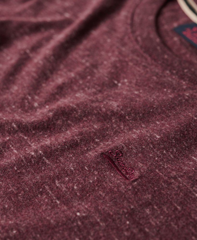 t-shirt met klein logo van biologisch katoen in bordeauxrood.