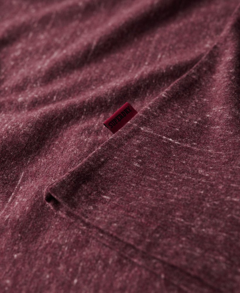 t-shirt met klein logo van biologisch katoen in bordeauxrood.