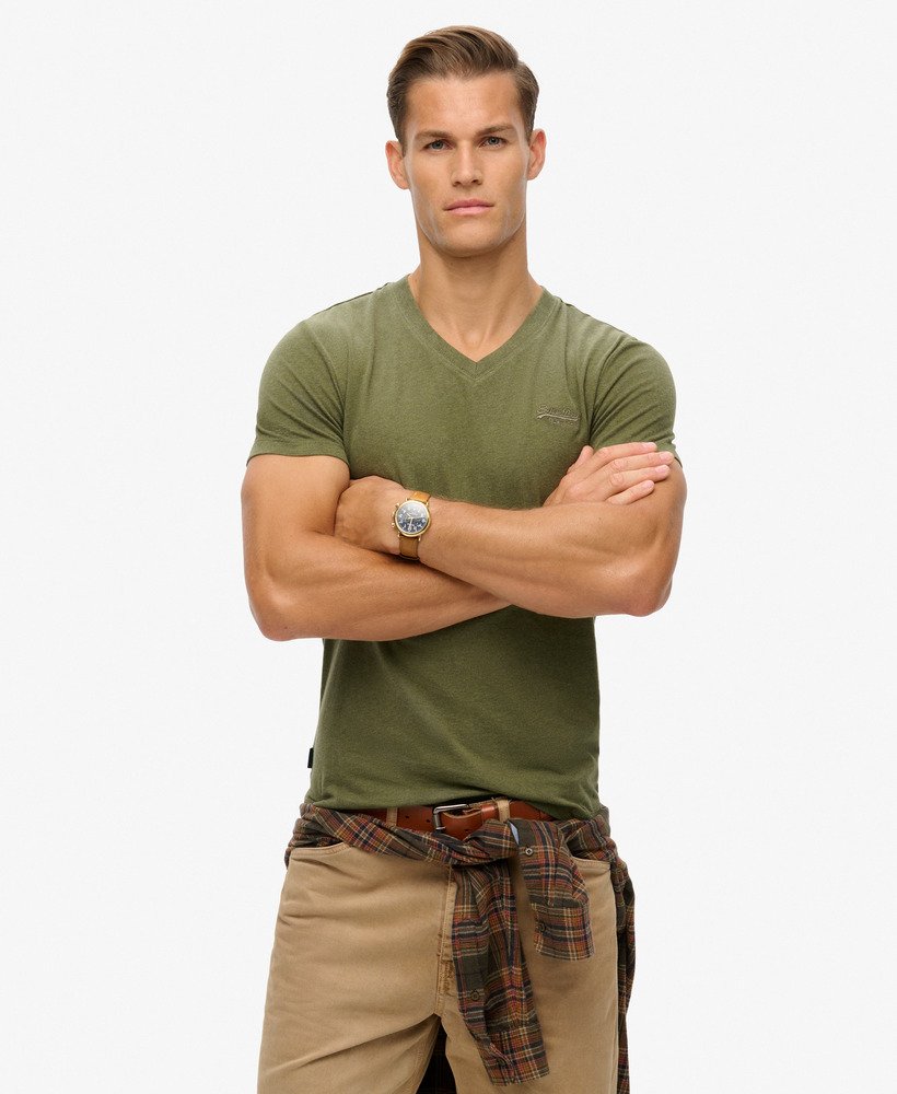 t-shirt met v-hals en essential-logo van biologisch katoen in een gemêleerde olijfgroene kleur.